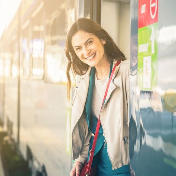 Femme sortant d'un bus